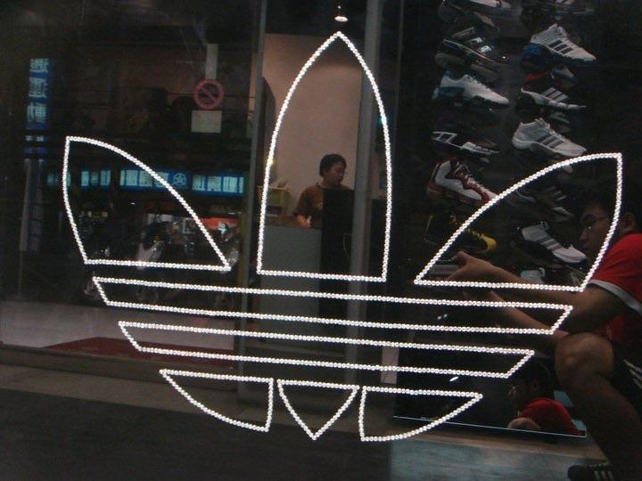 Adidas商品專賣店