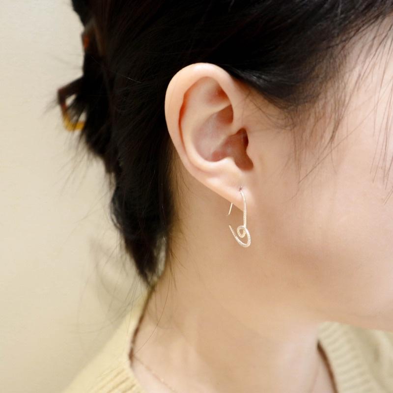 洛莉 🥑 純銀簡約愛心線條造型耳鉤 AW1212-細節圖6