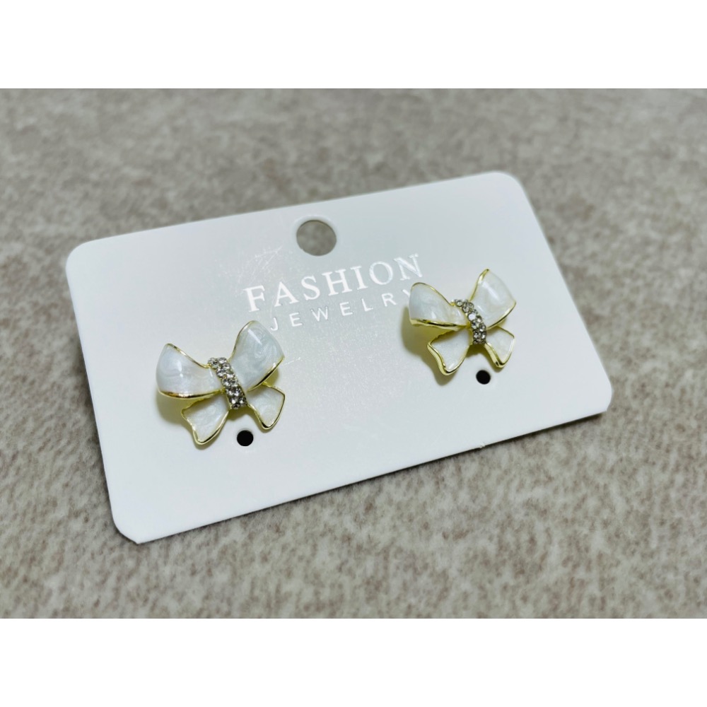 《台灣現貨》氣質白色蝴蝶結耳環（非夾式）-細節圖2