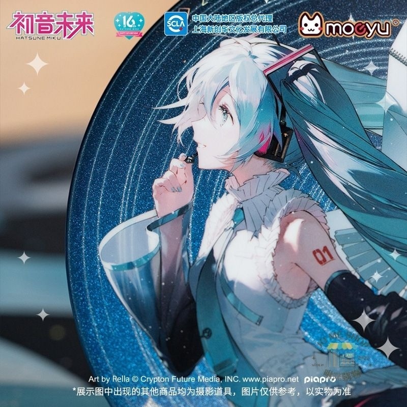 現貨 限定 禮物 👘官方授權 初音未來 miku 16週年 立繪限定 大徽章 掛包包 裝飾 自帶支架-細節圖2