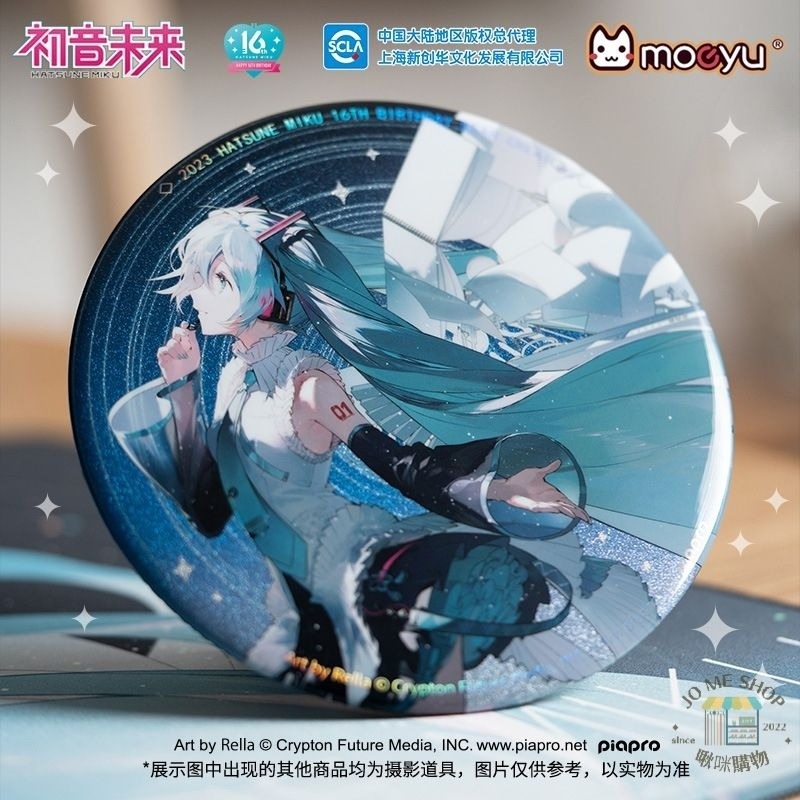 現貨 限定 禮物 👘官方授權 初音未來 miku 16週年 立繪限定 大徽章 掛包包 裝飾 自帶支架-細節圖4