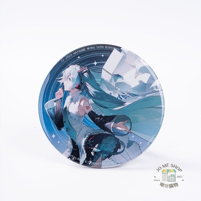 現貨 限定 禮物 👘官方授權 初音未來 miku 16週年 立繪限定 大徽章 掛包包 裝飾 自帶支架-細節圖6