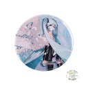 現貨 限定 禮物 👘官方授權 初音未來 miku 16週年 立繪限定 大徽章 掛包包 裝飾 自帶支架-規格圖9