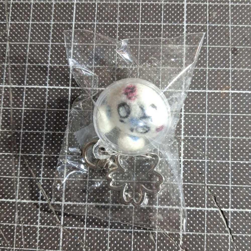 【羊毛氈吊飾】壞掉的小桃｜櫻花鑰匙扣｜一物一拍-細節圖2