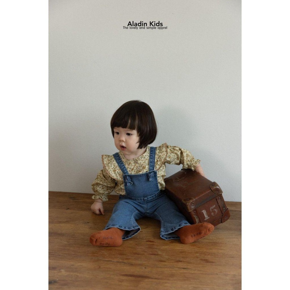 ✿ 現貨｜韓國童裝代購｜小童｜75-114 ✿aladin kids荷葉領鈕扣上衣-細節圖3