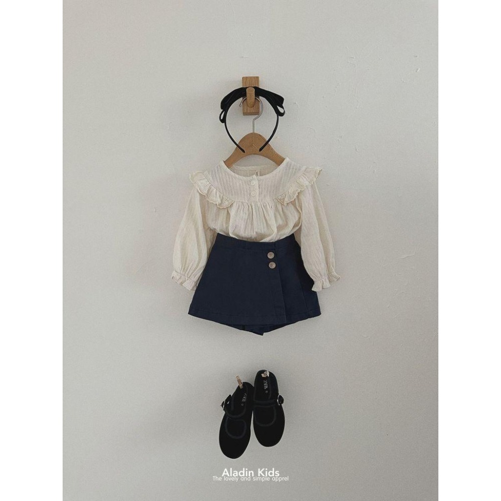 ✿ 現貨｜韓國童裝代購｜小童｜75-114 ✿aladin kids荷葉領鈕扣上衣-細節圖7