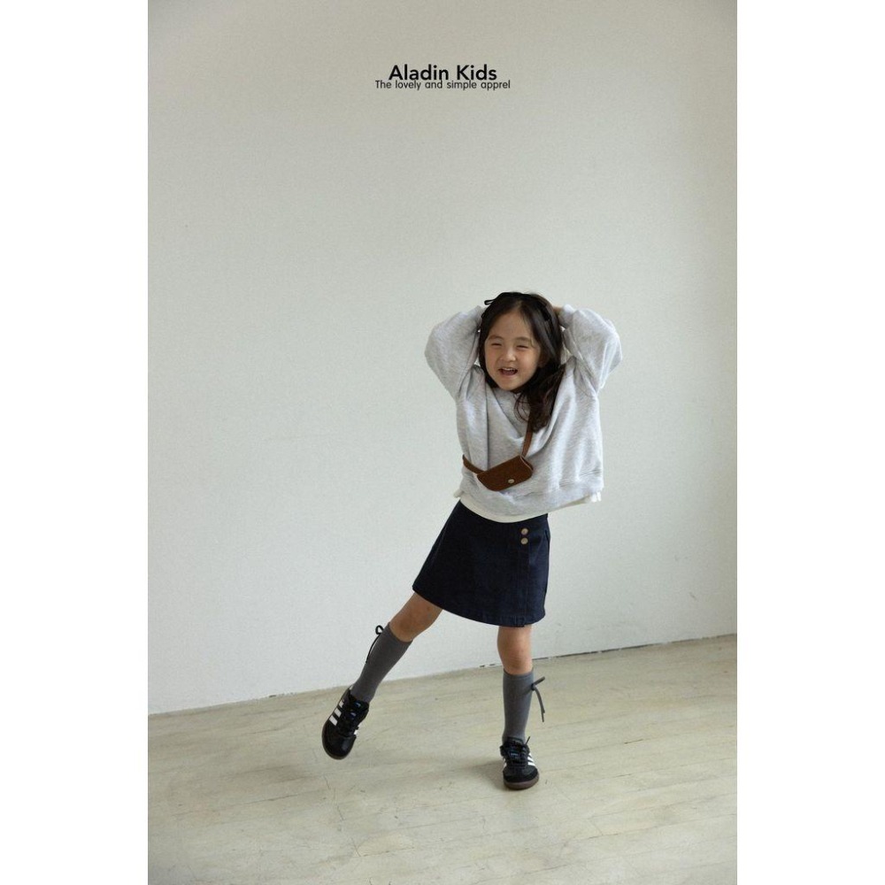 ✿ 現貨｜韓國童裝代購｜小童｜75-114 ✿aladin kids經典V領刺繡大學T-細節圖2