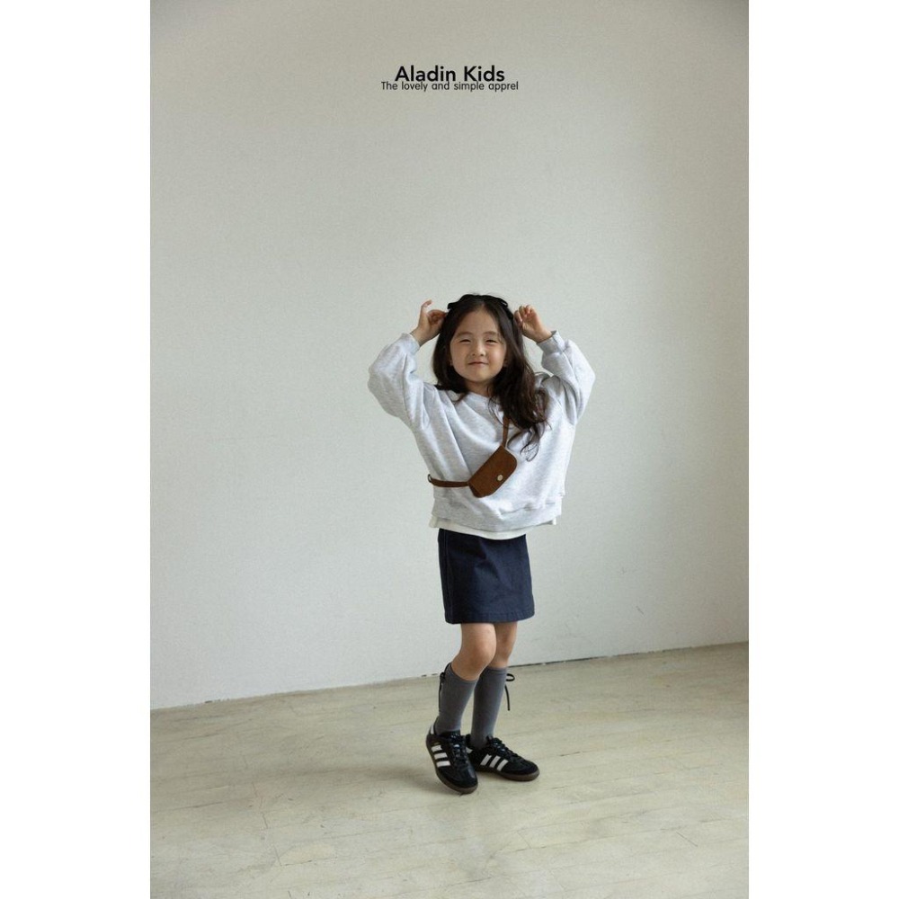 ✿ 現貨｜韓國童裝代購｜小童｜75-114 ✿aladin kids經典V領刺繡大學T-細節圖3