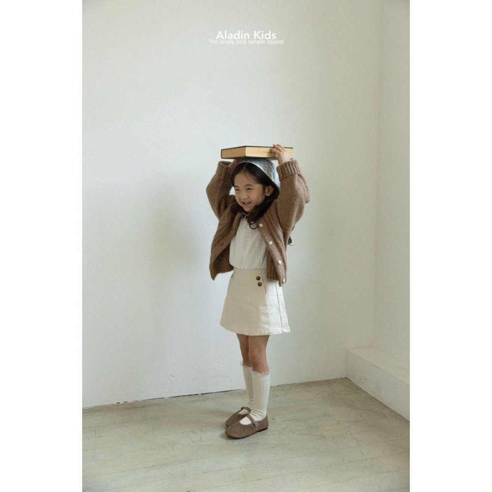 ✿ 現貨｜韓國童裝代購｜小童｜75-114 ✿aladin kids釦飾造型A字褲裙-細節圖2