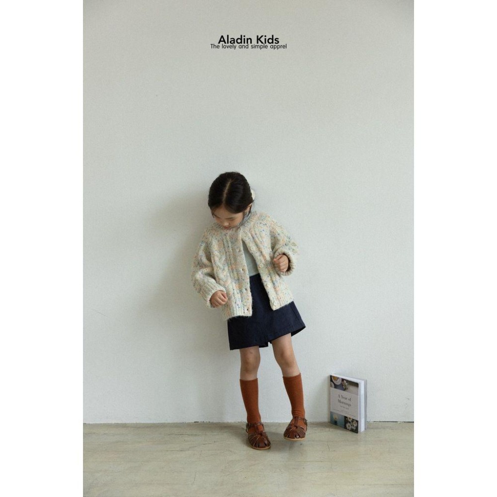 ✿ 現貨｜韓國童裝代購｜小童｜75-114 ✿aladin kids釦飾造型A字褲裙-細節圖3