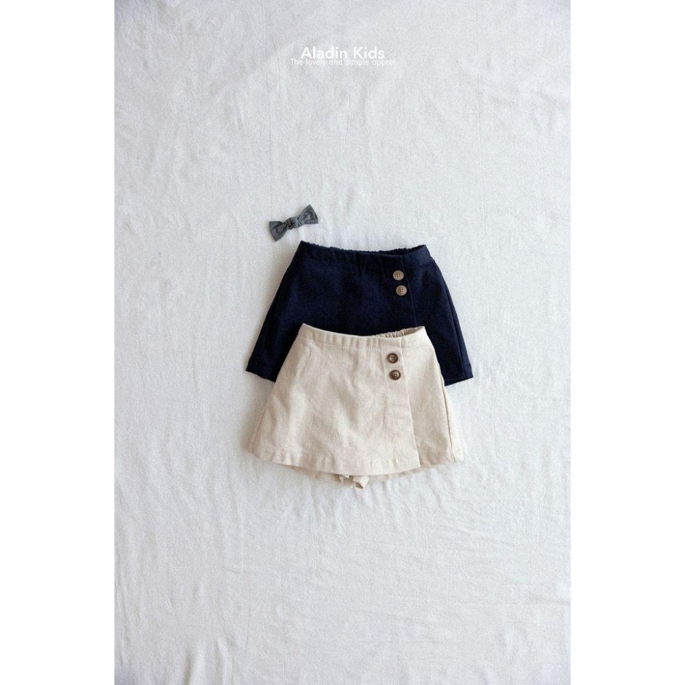 ✿ 現貨｜韓國童裝代購｜小童｜75-114 ✿aladin kids釦飾造型A字褲裙-細節圖4