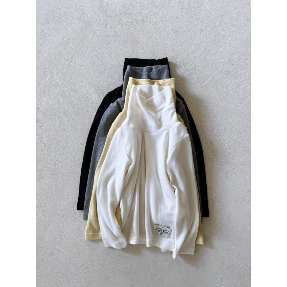 ✿ 現貨｜韓國童裝代購｜小童中童｜80-130 ✿Peach Peach高領輕柔棉上衣-細節圖2