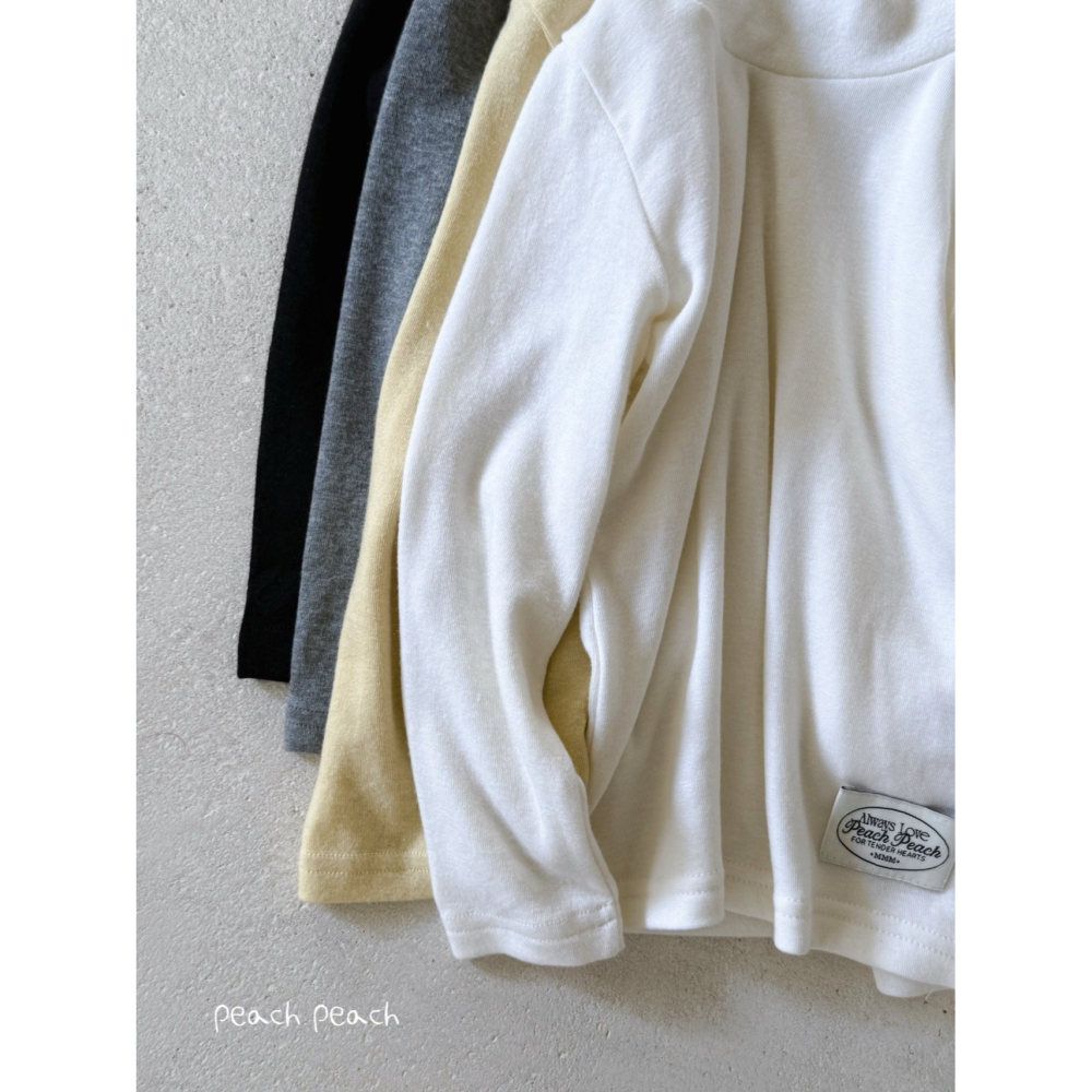 ✿ 現貨｜韓國童裝代購｜小童中童｜80-130 ✿Peach Peach高領輕柔棉上衣-細節圖3