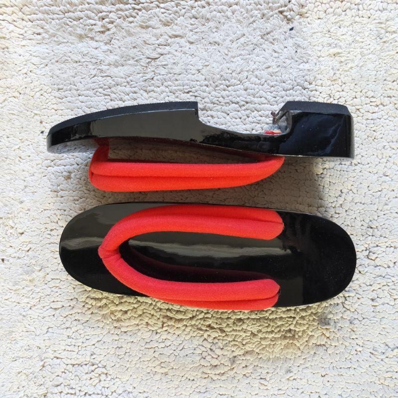 現貨 日式 木屐 黑 紅 日常 涼鞋 和服 浴衣 cosplay 羅剎 初音 木質亮面-細節圖2