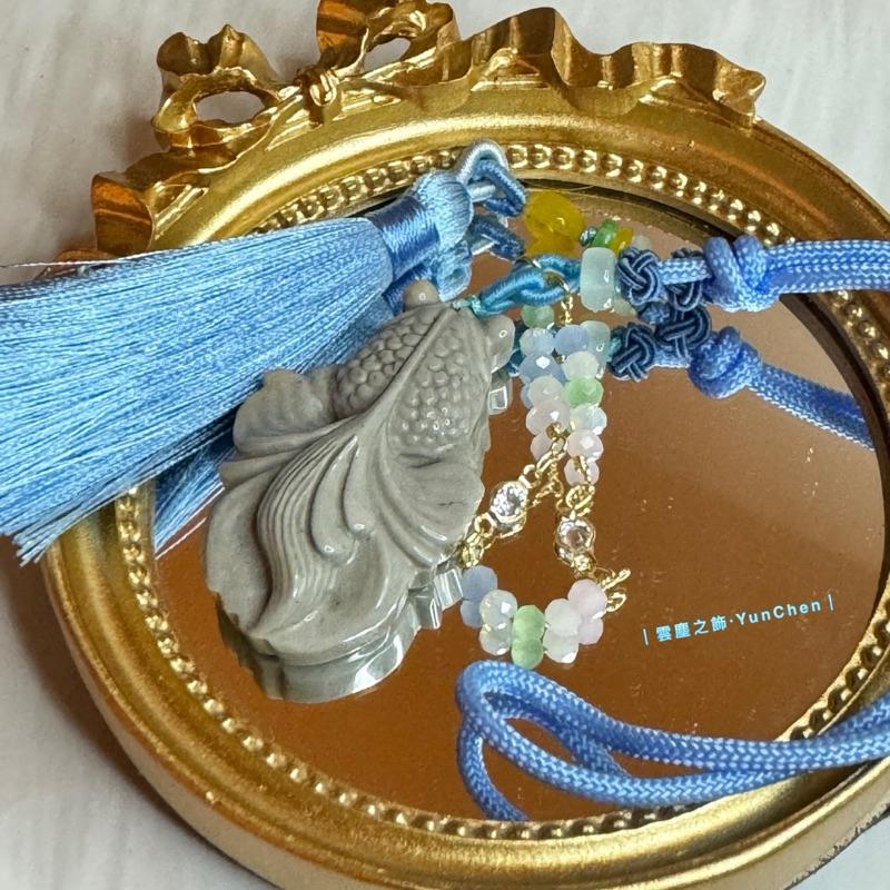 雲塵之飾·萌物販賣部 臺灣賣家 快速出貨 🚚 現貨 海洋石 海洋碧玉 小金魚 大眼金魚 天然 礦石 水晶 手把繩 設計款-細節圖3