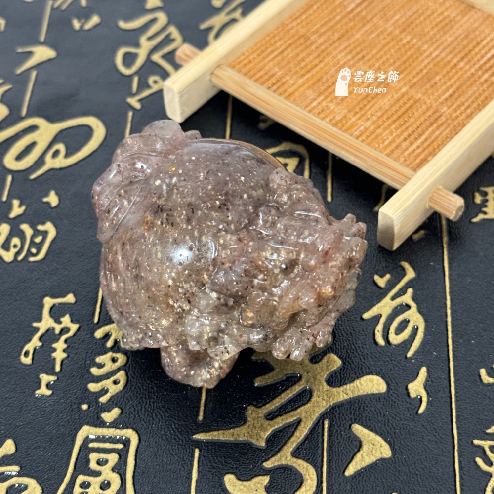 雲塵之飾 金草莓晶龍龜 小龍龜 擺件龍龜 屁股圓又大 帶天然礦洞礦缺 炸福利 甜甜價 小巧可愛 咬錢龜 歸來 🐢-細節圖3