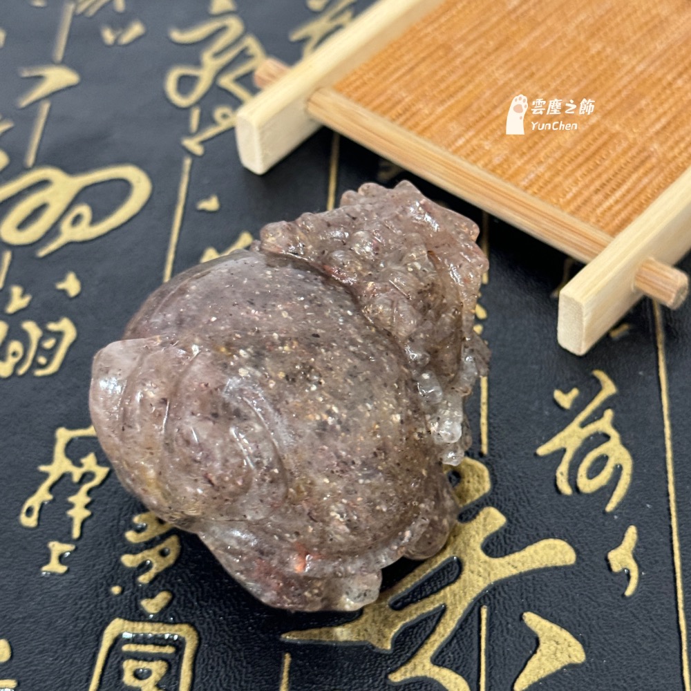 雲塵之飾 金草莓晶龍龜 小龍龜 擺件龍龜 屁股圓又大 帶天然礦洞礦缺 炸福利 甜甜價 小巧可愛 咬錢龜 歸來 🐢-細節圖4