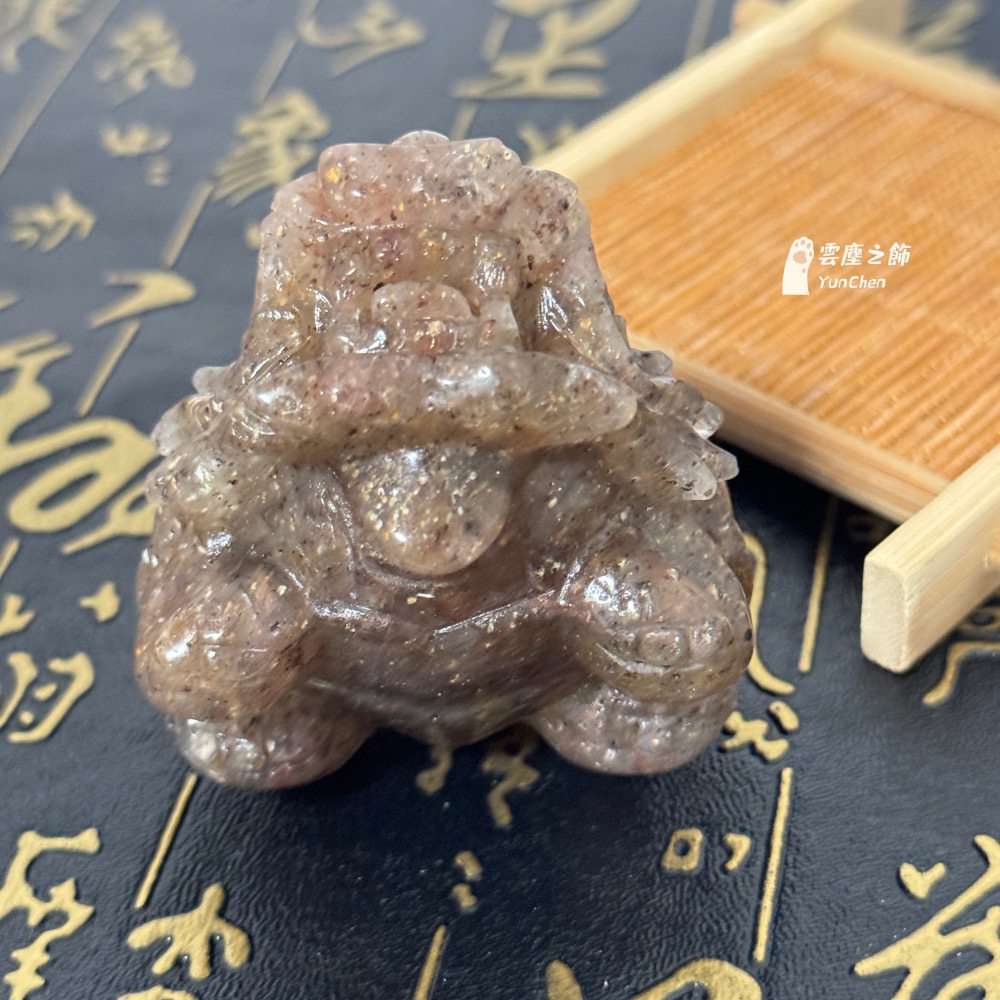 雲塵之飾 金草莓晶龍龜 小龍龜 擺件龍龜 屁股圓又大 帶天然礦洞礦缺 炸福利 甜甜價 小巧可愛 咬錢龜 歸來 🐢-細節圖6