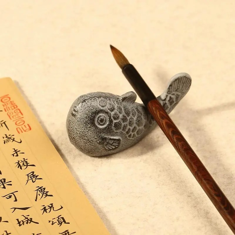 天一堂河豚鑄鐵筆置 鑄鐵筆擱金屬學生文房毛筆書法可愛小擺件鎮尺鎮紙-細節圖2