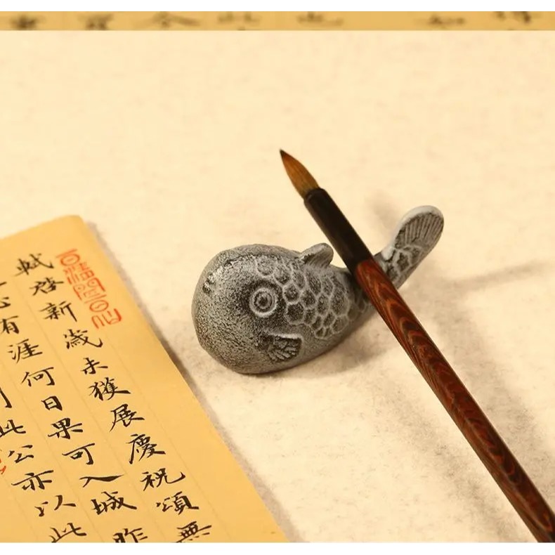 天一堂河豚鑄鐵筆置 鑄鐵筆擱金屬學生文房毛筆書法可愛小擺件鎮尺鎮紙-細節圖8