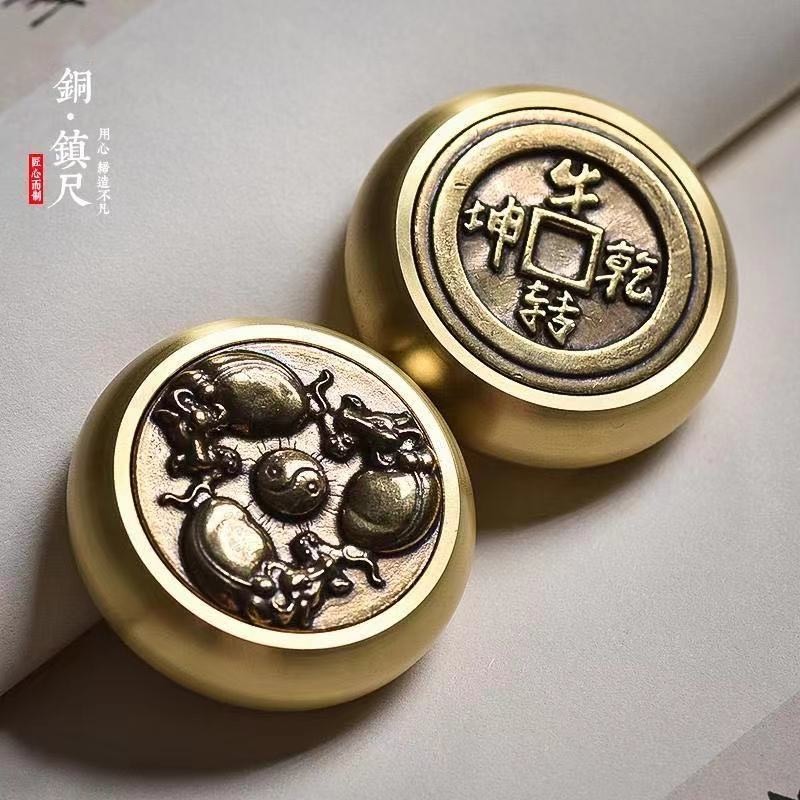 天一堂黃銅圓形創意鎮尺可旋轉金屬壓書紙文房四寶學生初學者毛筆書法國畫用中國風銅鎮紙書房桌面擺件-細節圖3