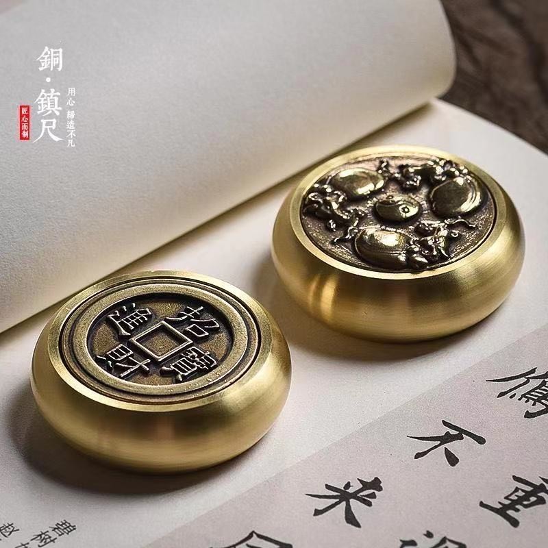 天一堂黃銅圓形創意鎮尺可旋轉金屬壓書紙文房四寶學生初學者毛筆書法國畫用中國風銅鎮紙書房桌面擺件-細節圖4