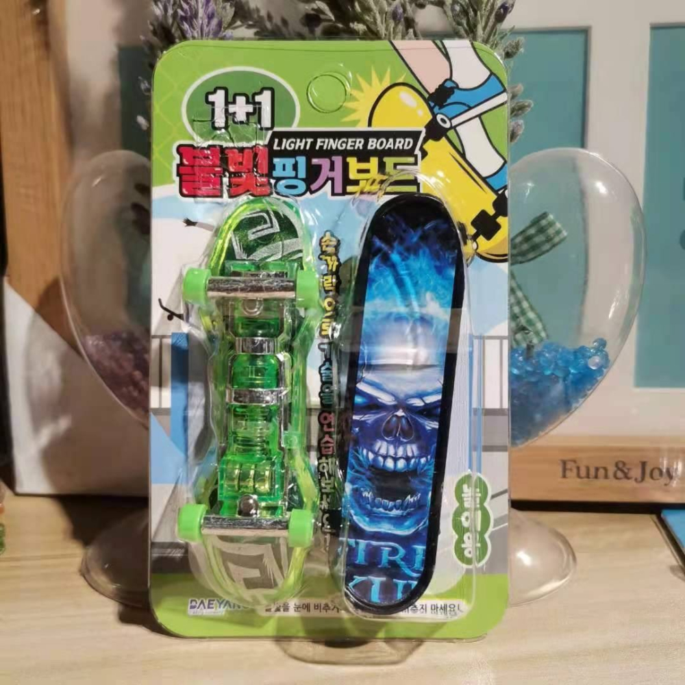 新款 迷你帶投影燈手指滑板車|迷你桌面玩具擺件|創意-細節圖4