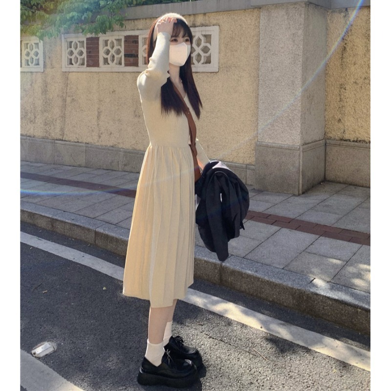 V領針織連衣裙女秋冬季新款收腰中長款打底裙內搭百褶裙裙子-細節圖5