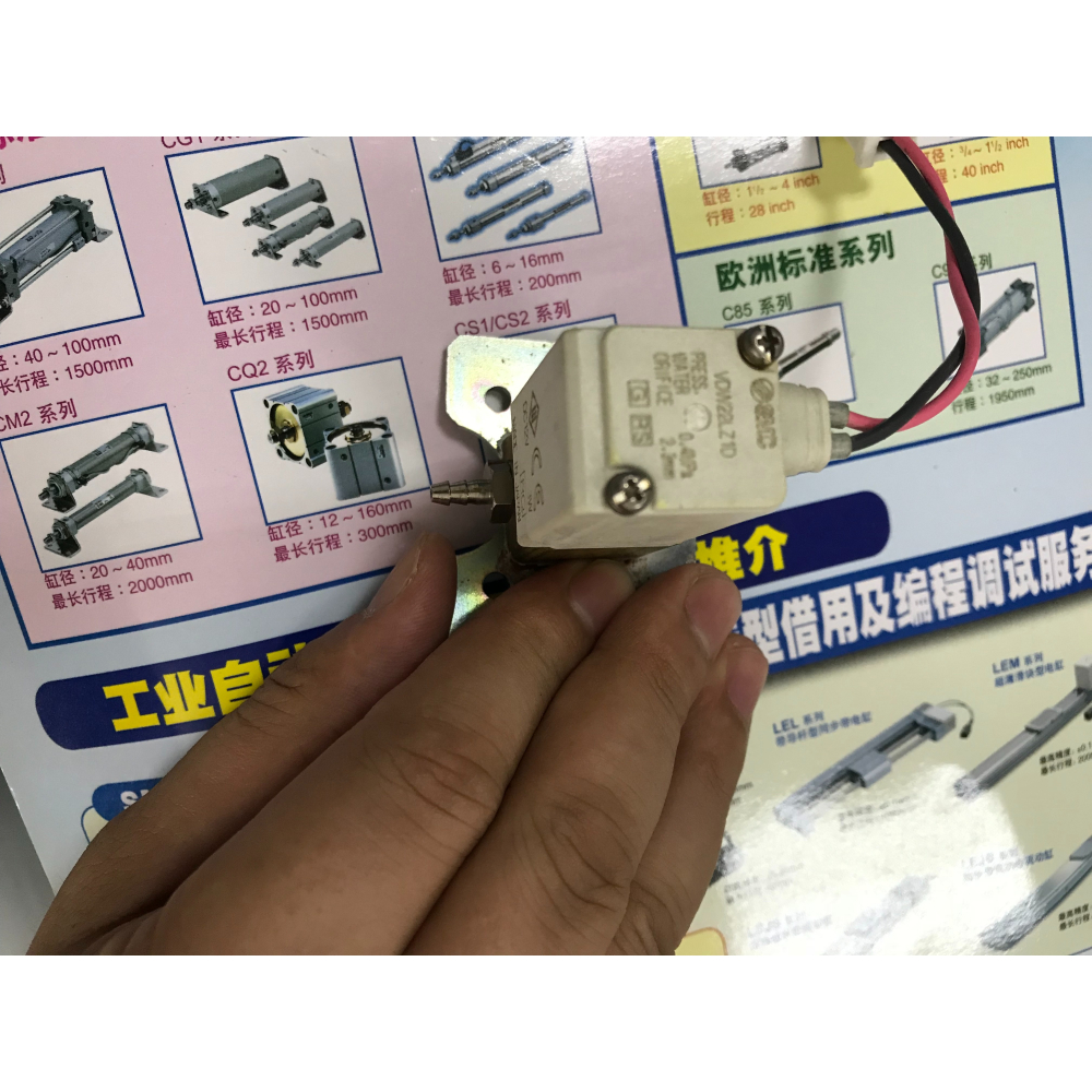 SMC電磁閥小型新款式VDW22LZ1D,DC12V，直接出線式帶支架三個現貨-細節圖2