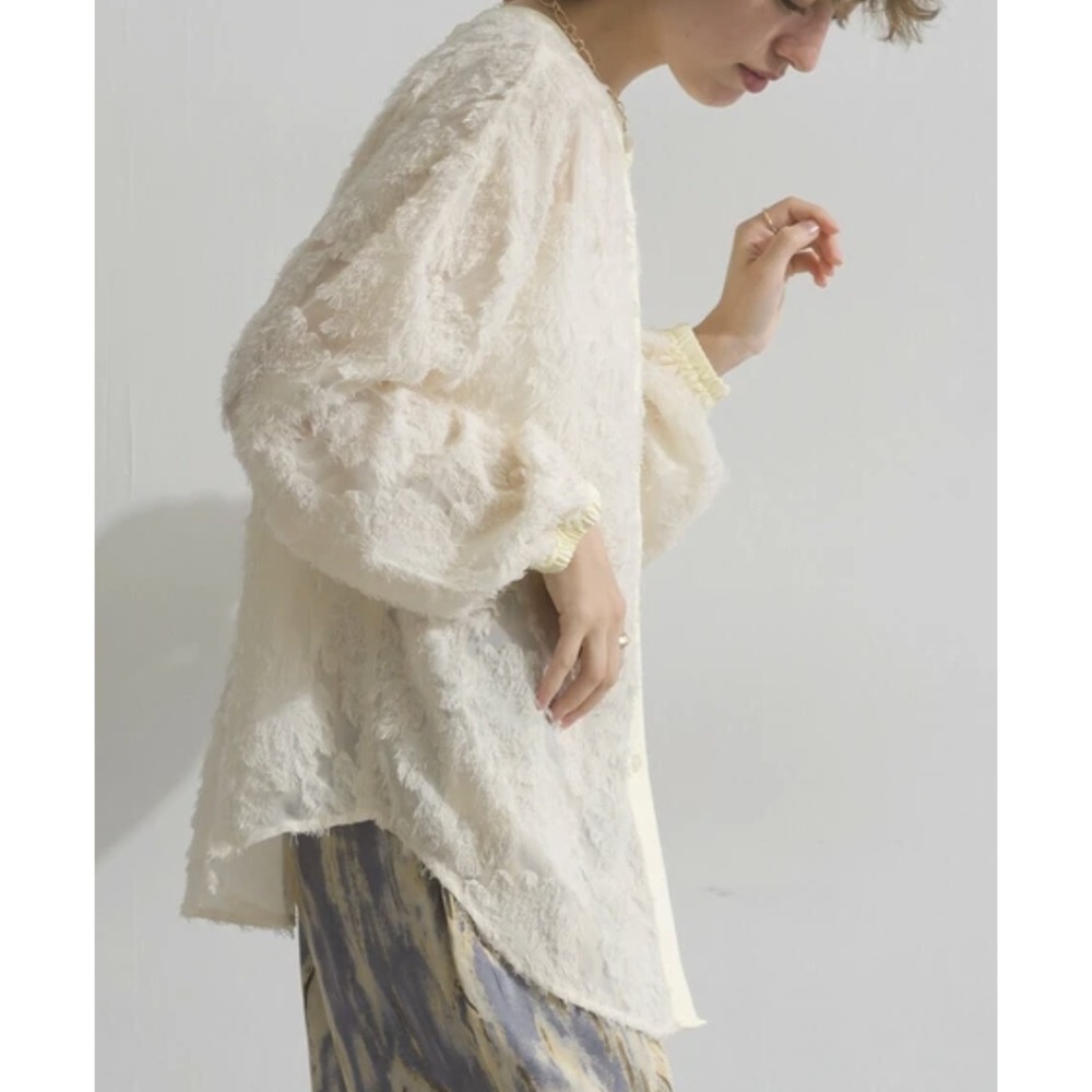 kumo select 🇯🇵絢爛煙火 刺繡花朵2way羽毛感襯衫（三色）-細節圖2