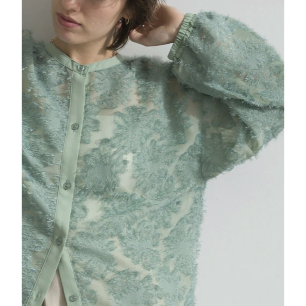 kumo select 🇯🇵絢爛煙火 刺繡花朵2way羽毛感襯衫（三色）-細節圖4