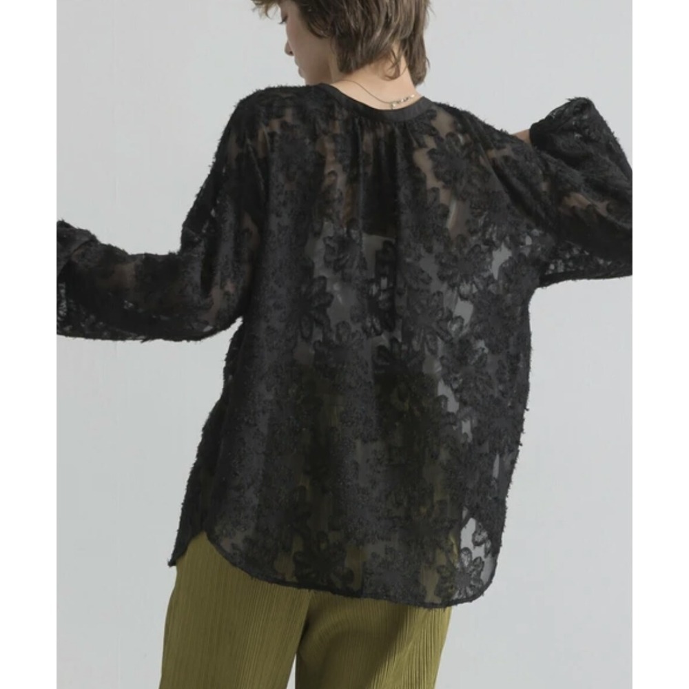 kumo select 🇯🇵絢爛煙火 刺繡花朵2way羽毛感襯衫（三色）-細節圖7