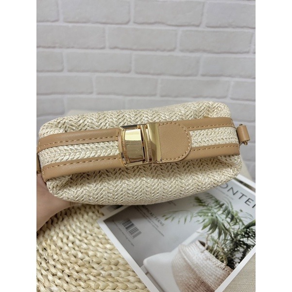 【SHE】 現貨實拍/超可愛草編小方包/小包/女包/草編/海邊 度假 /休閒/平價包/設計款/斜背包/肩背包-細節圖3