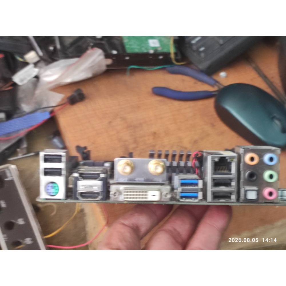 賣二手良品技嘉  GA-F2A88XN-WIFI (Rev. 3.0)17*17公分迷你主機板付檔板-細節圖2