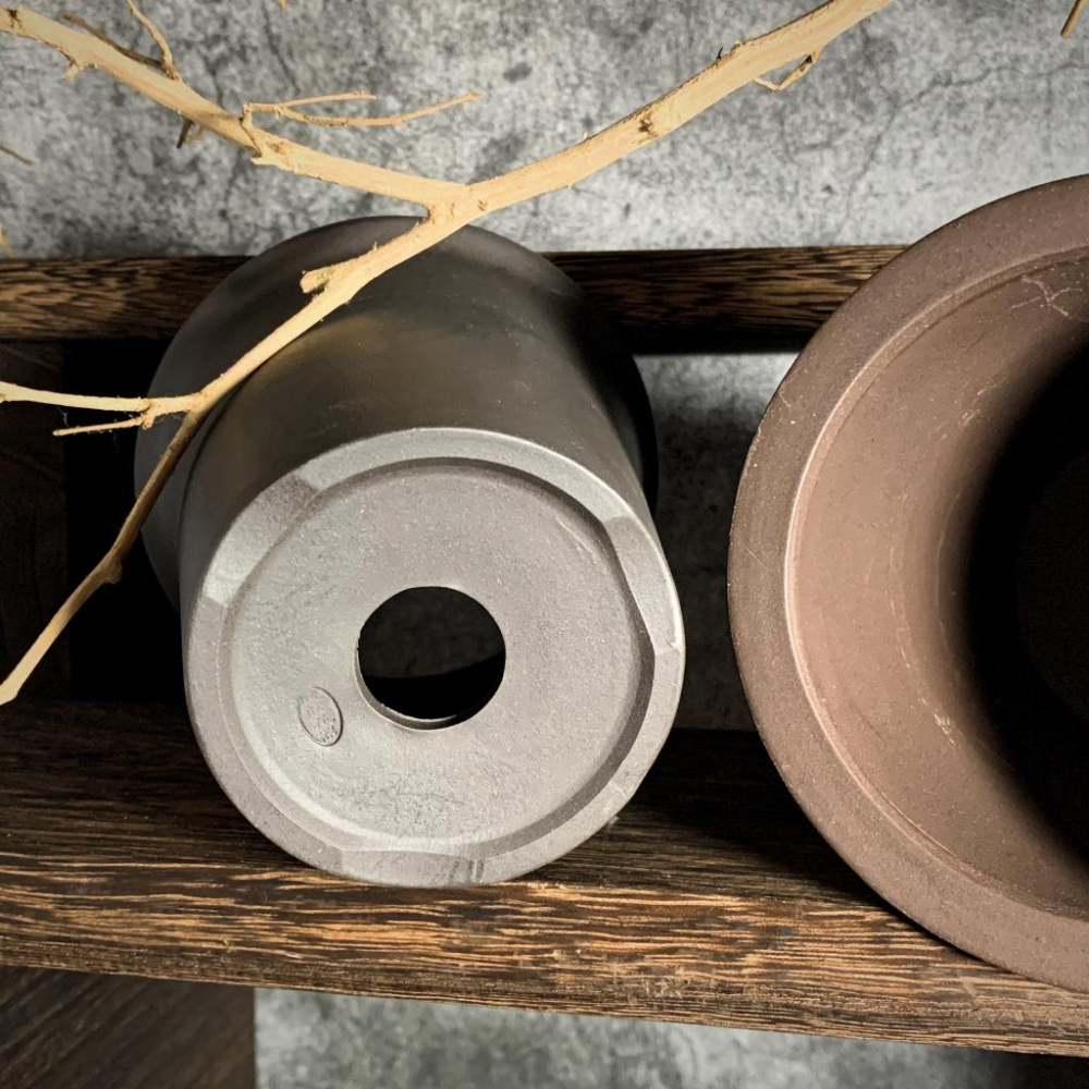 (現貨) 簡約 粗曠 紫砂 大底孔 出水 花盆 簡約 高盆 透氣 缽 花器 龍舌蘭 花燭-細節圖4