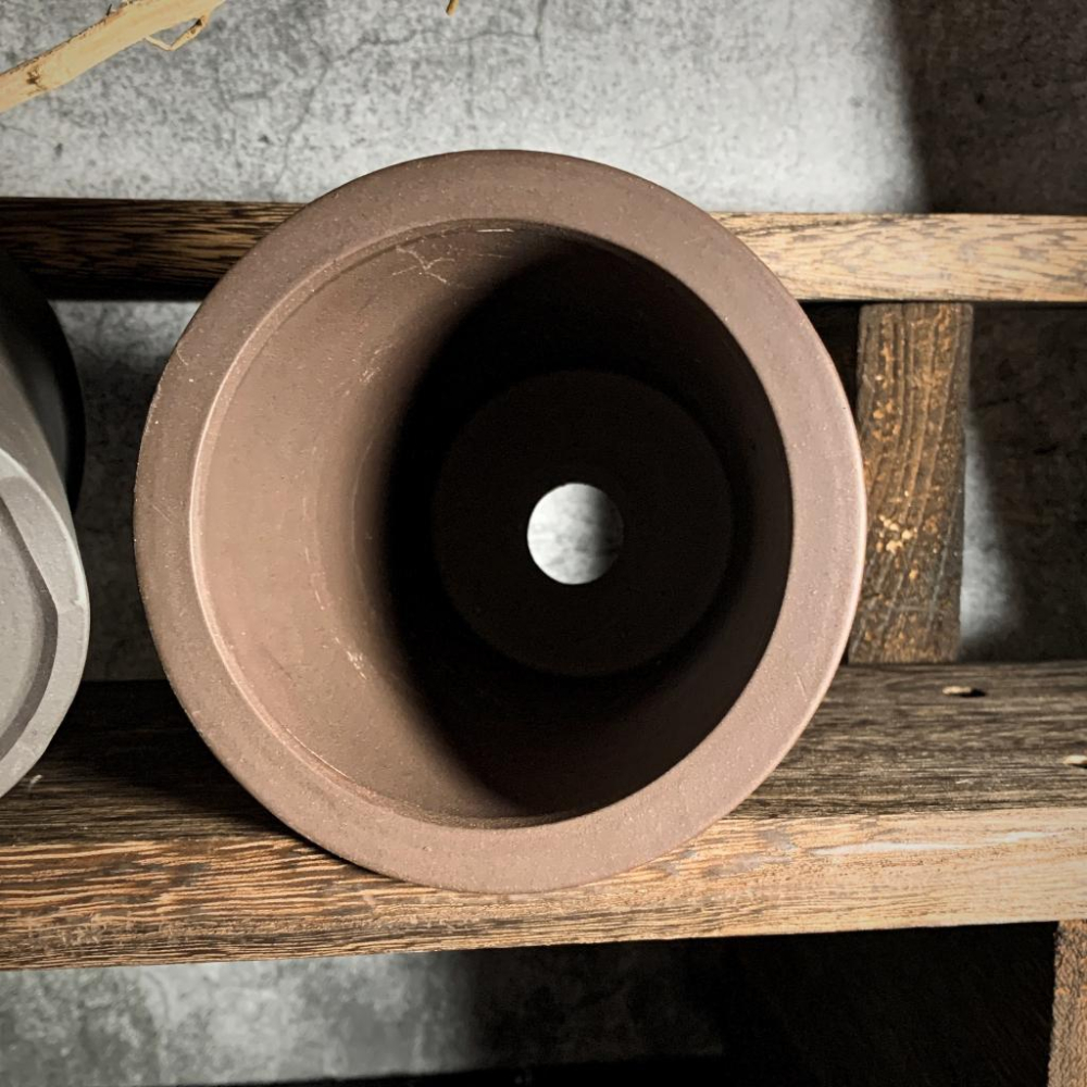 (現貨) 簡約 粗曠 紫砂 大底孔 出水 花盆 簡約 高盆 透氣 缽 花器 龍舌蘭 花燭-細節圖5