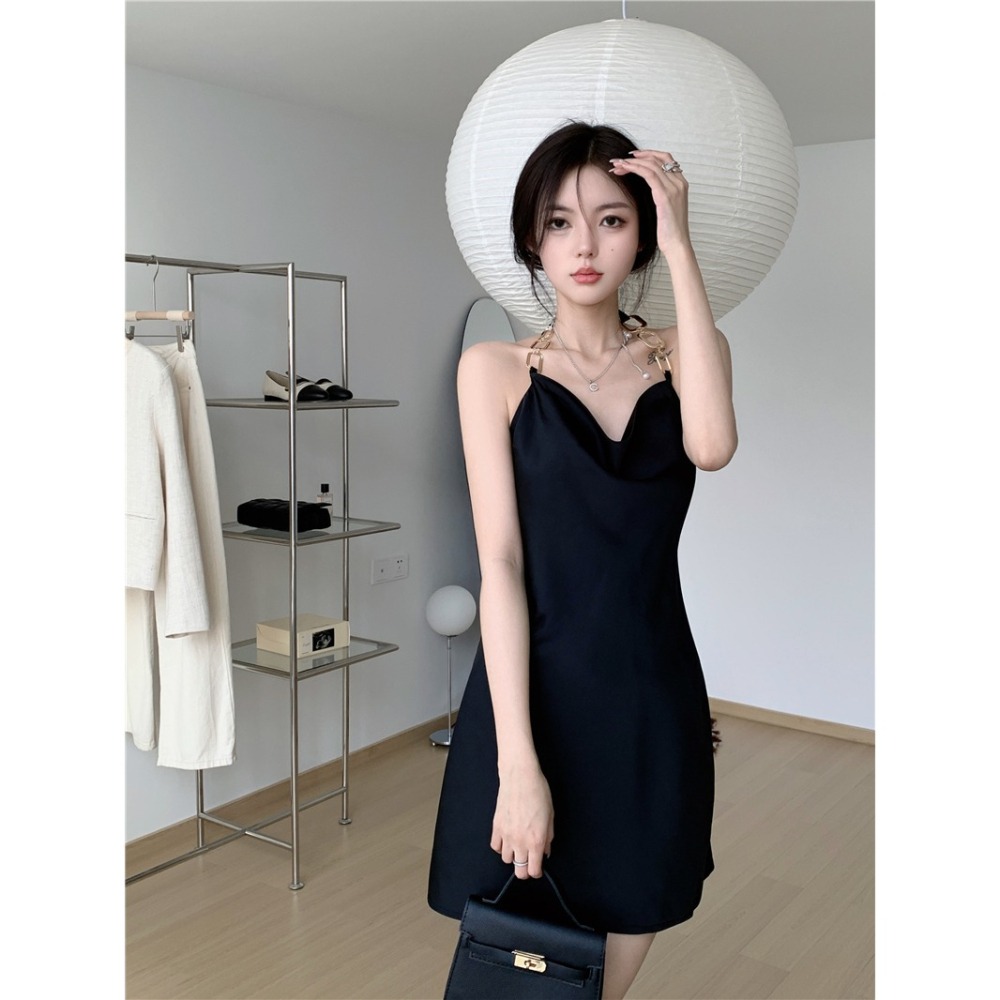 夜店奢華風 黑色垂墜低胸 絲質緞面包臀小禮服 黑色洋裝 性感小禮服 露背 火辣 綁帶洋裝-細節圖5