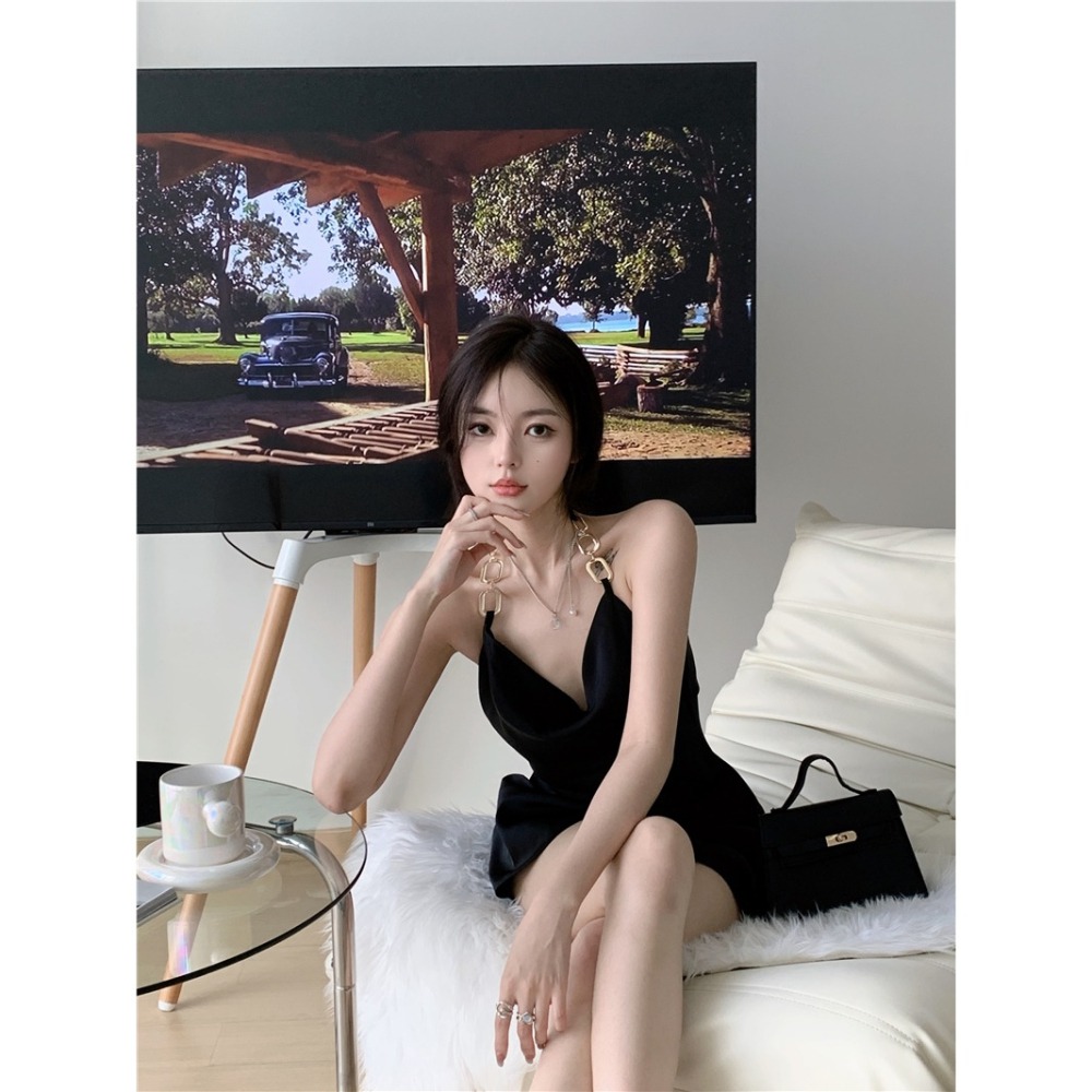 夜店奢華風 黑色垂墜低胸 絲質緞面包臀小禮服 黑色洋裝 性感小禮服 露背 火辣 綁帶洋裝-細節圖10