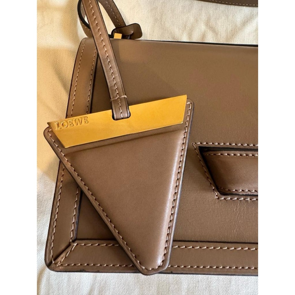 9成新 LOEWE 羅威 Barcelona 三角金屬設計皮革肩背包 奶茶色（誠可議）-細節圖2