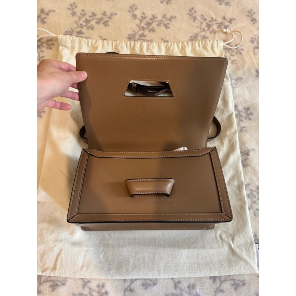 9成新 LOEWE 羅威 Barcelona 三角金屬設計皮革肩背包 奶茶色（誠可議）-細節圖3