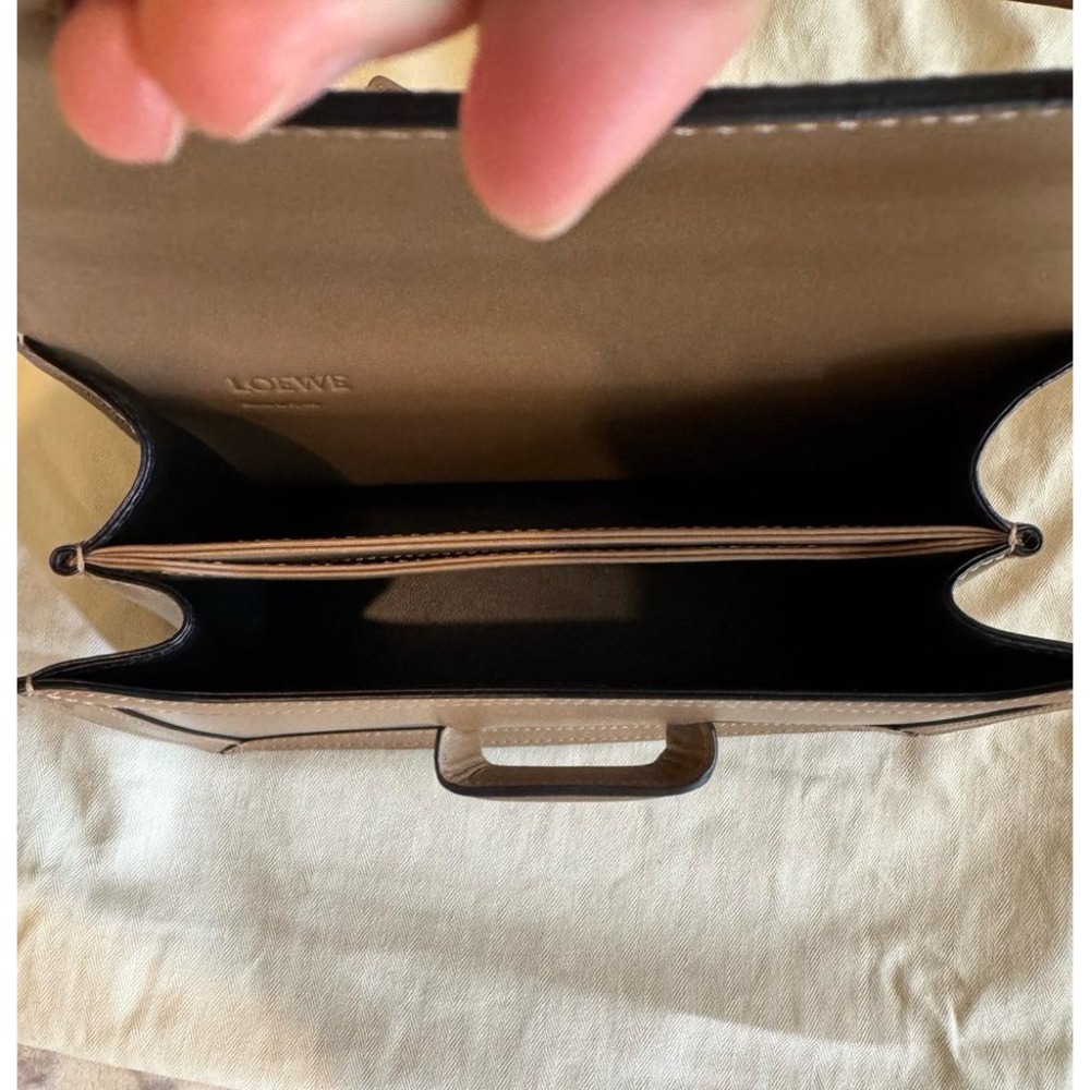 9成新 LOEWE 羅威 Barcelona 三角金屬設計皮革肩背包 奶茶色（誠可議）-細節圖4