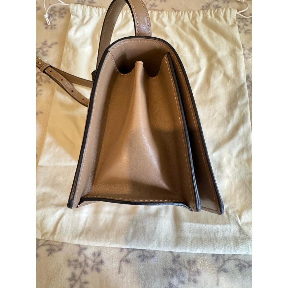 9成新 LOEWE 羅威 Barcelona 三角金屬設計皮革肩背包 奶茶色（誠可議）-細節圖5