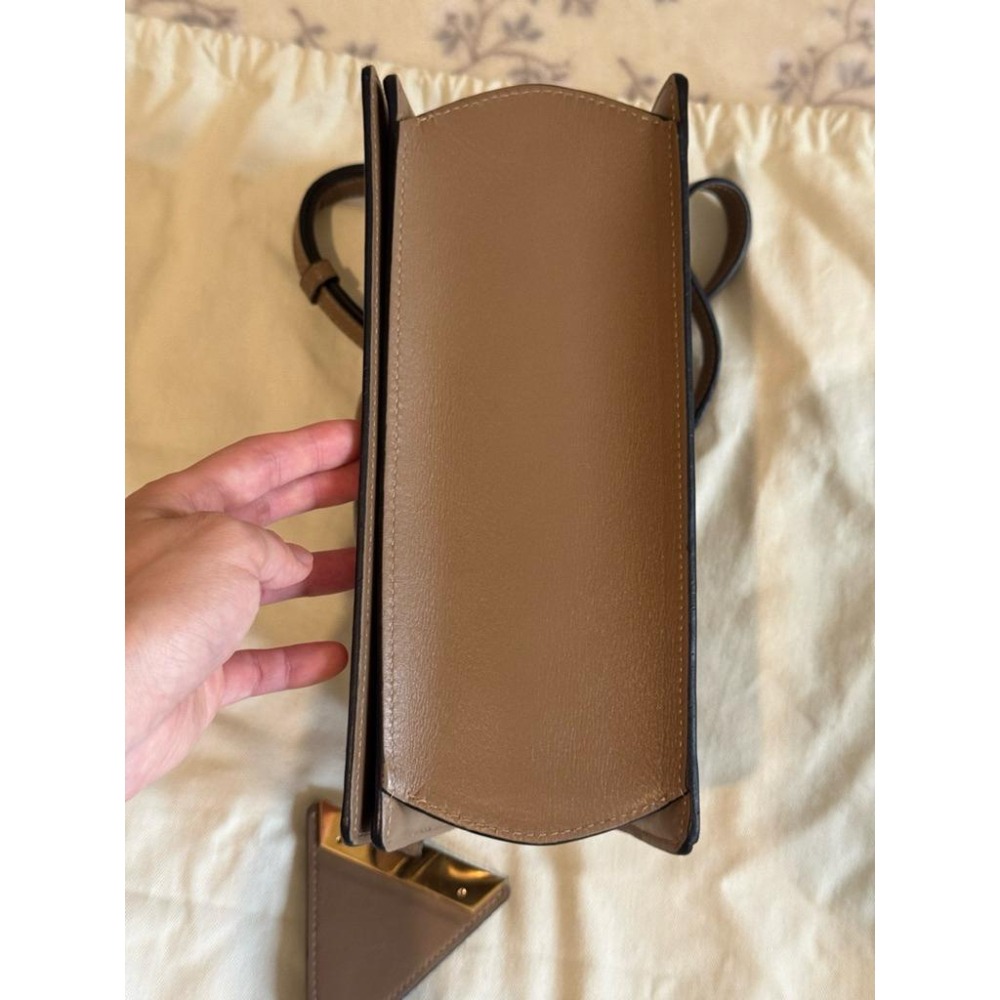 9成新 LOEWE 羅威 Barcelona 三角金屬設計皮革肩背包 奶茶色（誠可議）-細節圖6