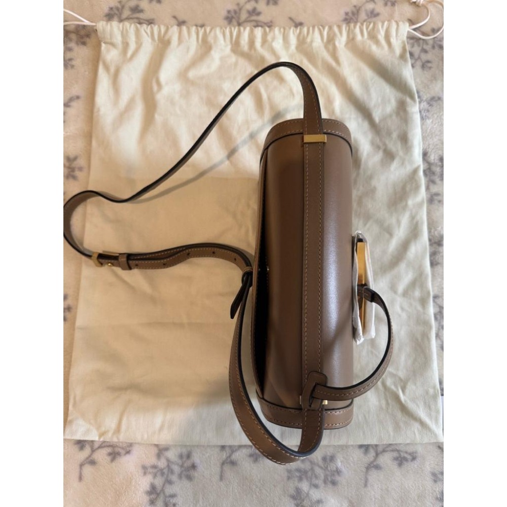 9成新 LOEWE 羅威 Barcelona 三角金屬設計皮革肩背包 奶茶色（誠可議）-細節圖7