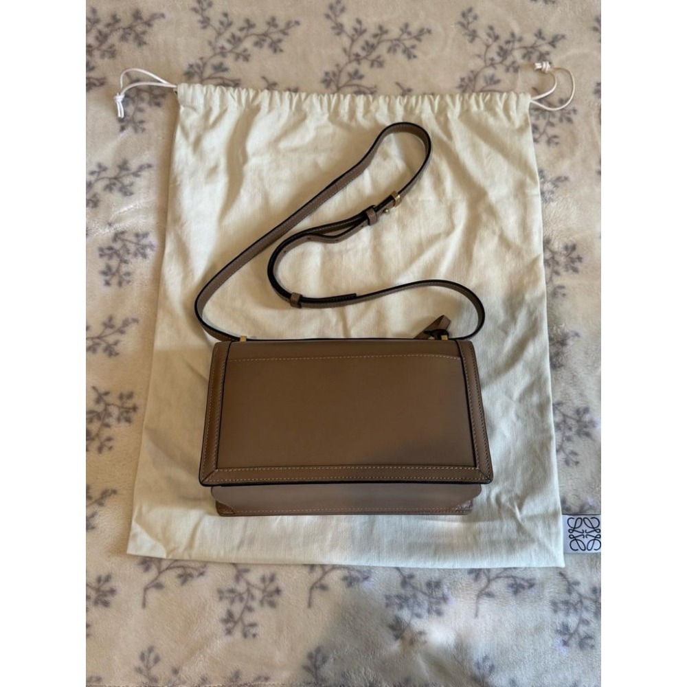 9成新 LOEWE 羅威 Barcelona 三角金屬設計皮革肩背包 奶茶色（誠可議）-細節圖8