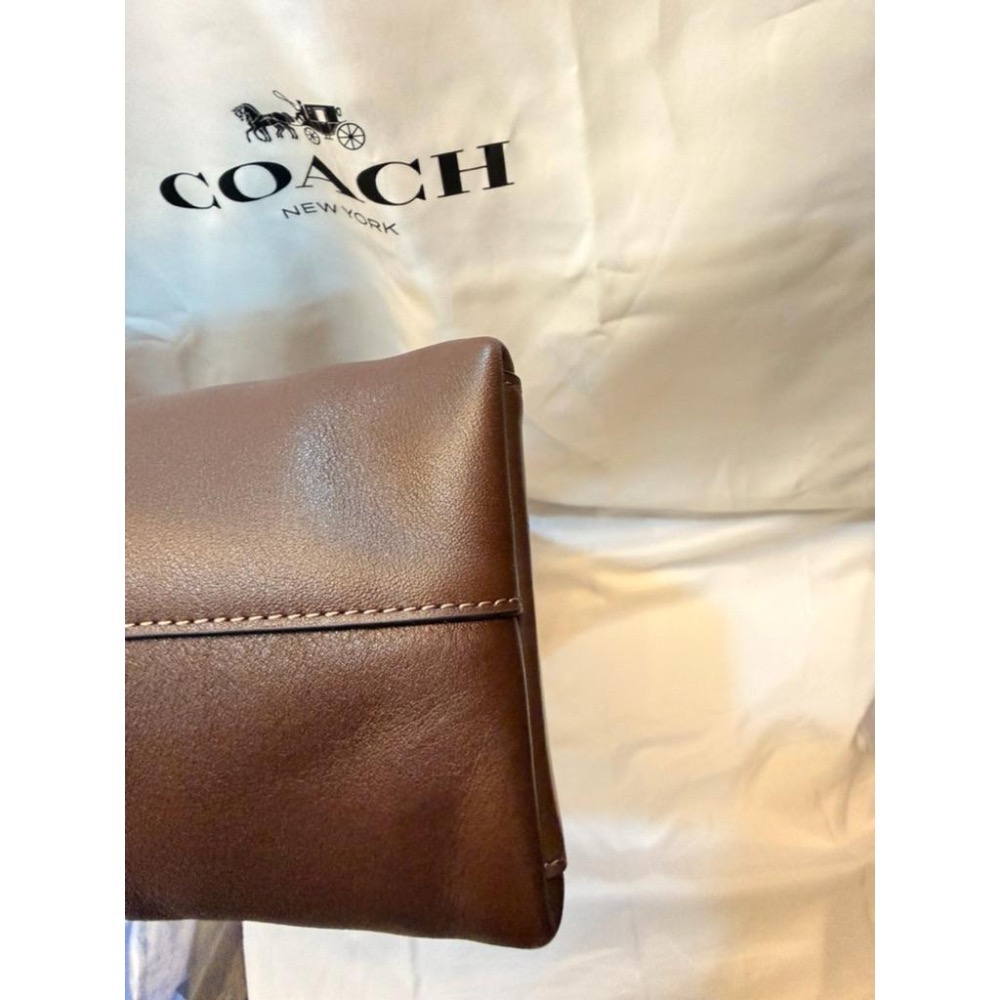 👜 COACH New York 咖啡棕色 真皮肩背包｜極簡大容量款｜現貨-細節圖7
