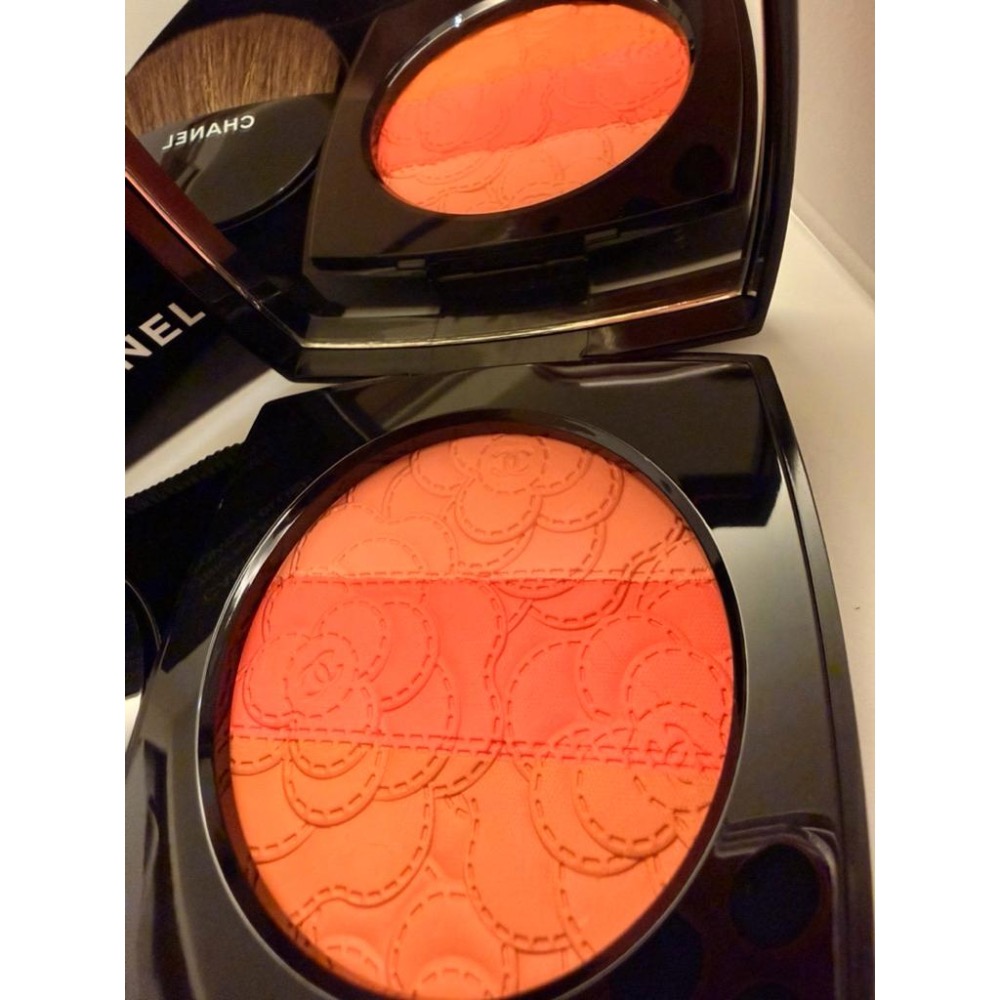 🌺【全新正品】CHANEL CAMÉLIA FUTURA 2025春夏限定創作 山茶花紋腮紅盤｜柔粉珊瑚三色漸層-細節圖3