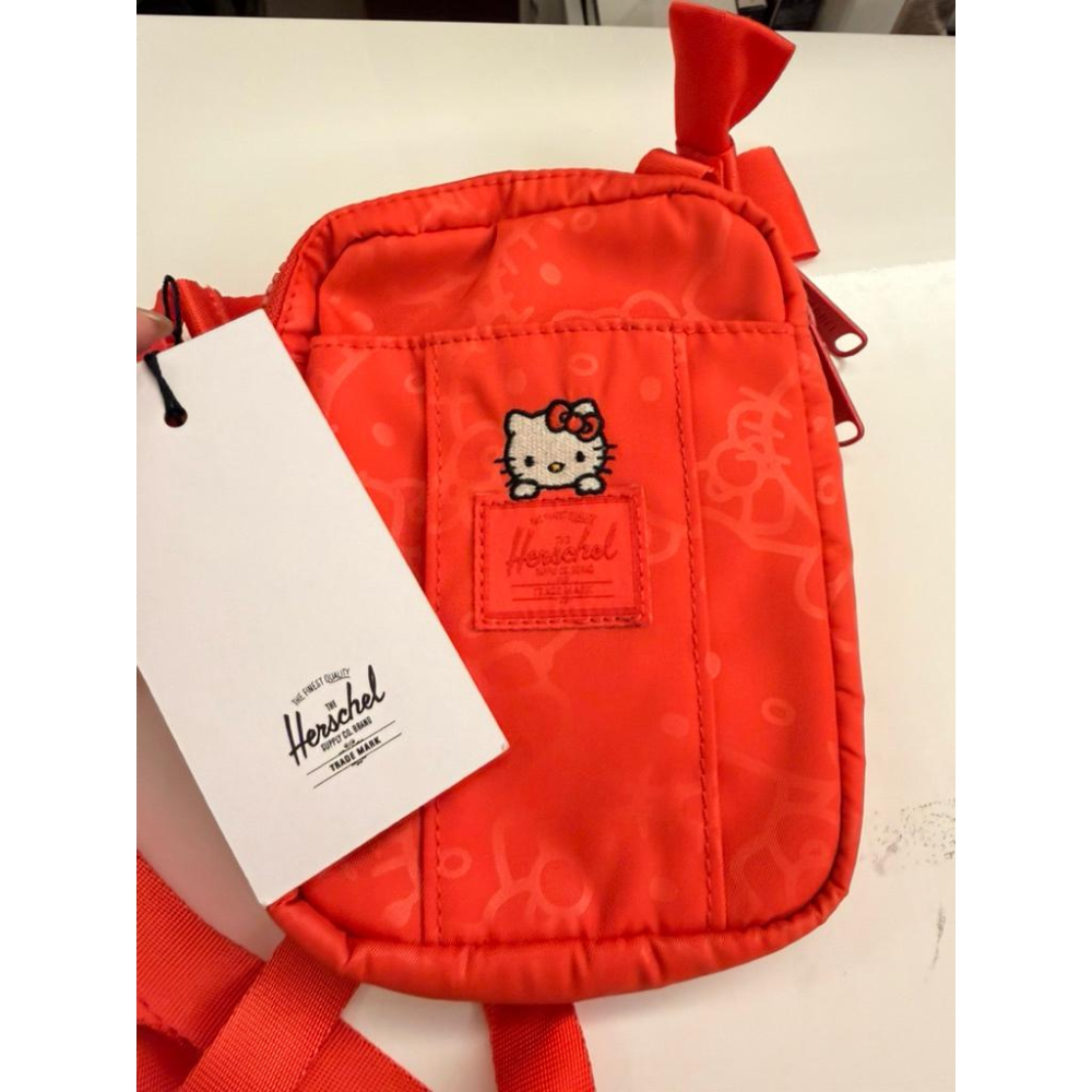 Herschel × HelloKitty 聯名Cruz 迷你斜背包🎀紅色緞面限定款可愛小包/Kitty粉必收/現貨-細節圖2