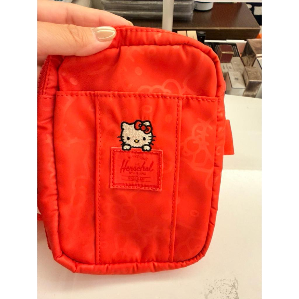 Herschel × HelloKitty 聯名Cruz 迷你斜背包🎀紅色緞面限定款可愛小包/Kitty粉必收/現貨-細節圖3