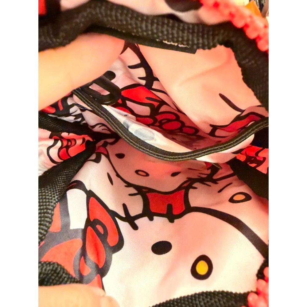 Herschel × HelloKitty 聯名Cruz 迷你斜背包🎀紅色緞面限定款可愛小包/Kitty粉必收/現貨-細節圖4